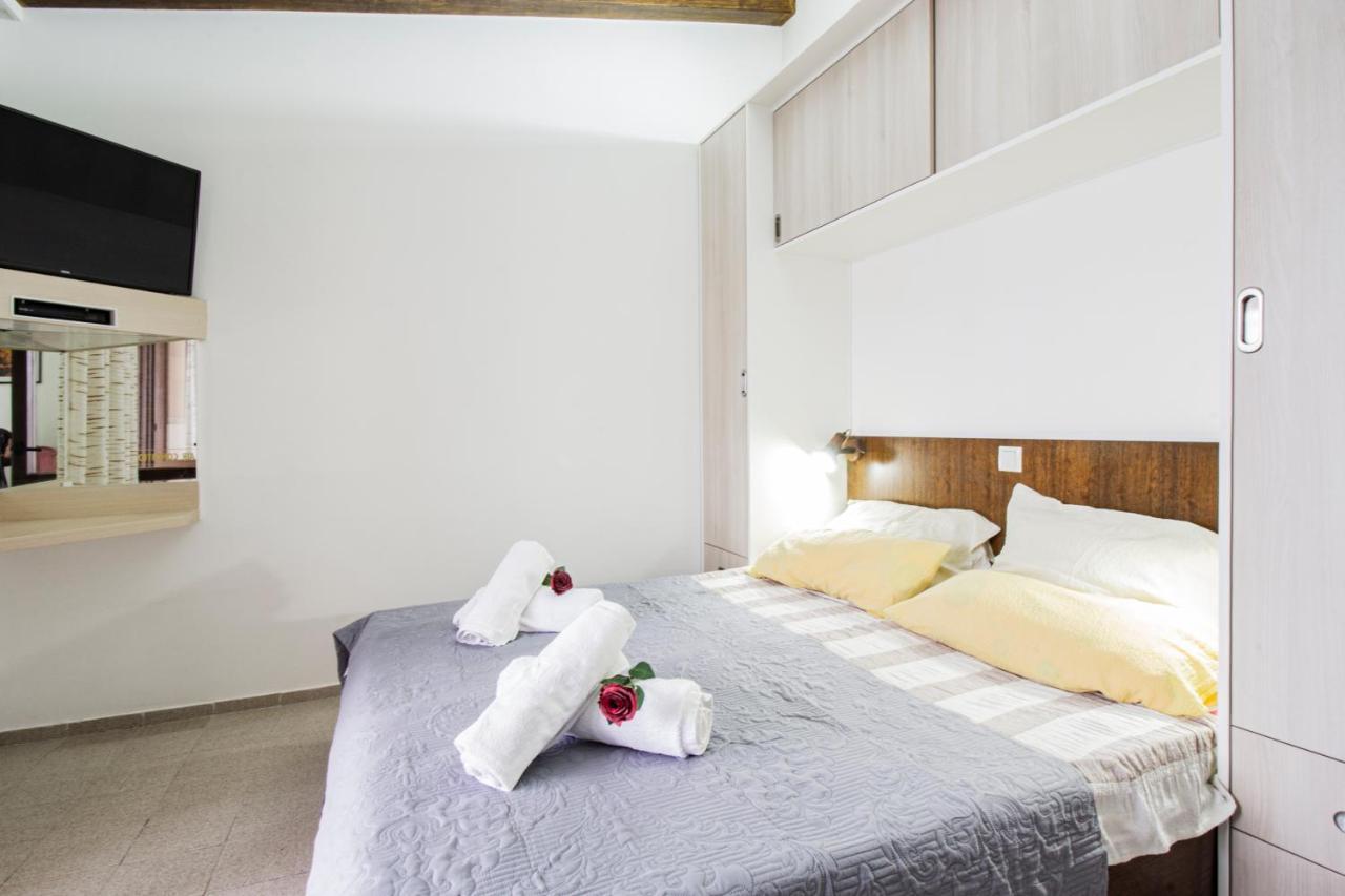 Апартаменти Galapagus Privat Beach & Boat Dock Метайна Екстер'єр фото