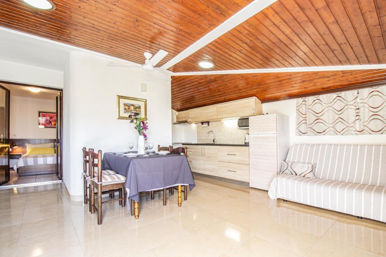 Апартаменти Galapagus Privat Beach & Boat Dock Метайна Екстер'єр фото