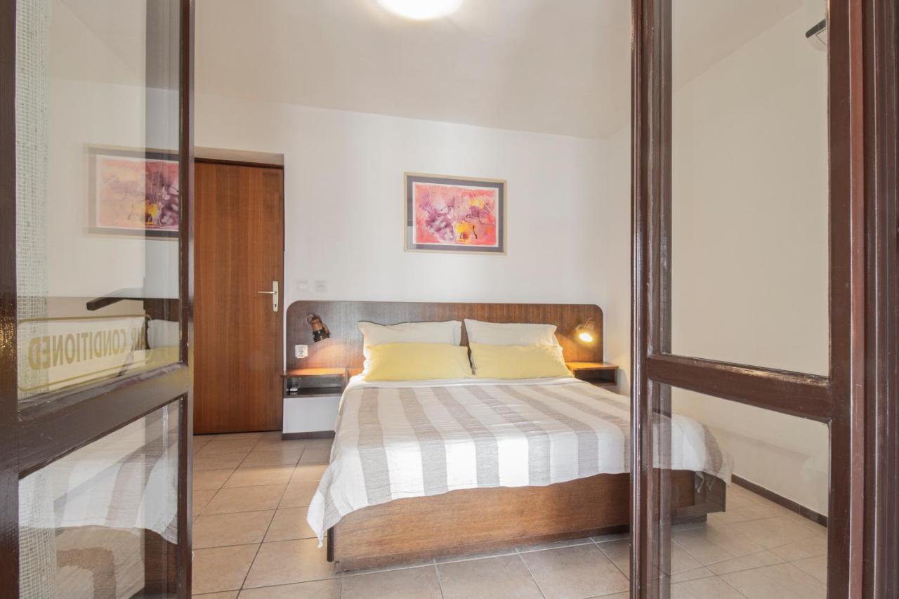 Апартаменти Galapagus Privat Beach & Boat Dock Метайна Екстер'єр фото
